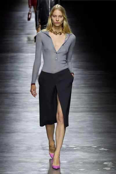 Look 16